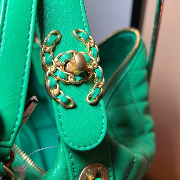 AUTHENTIC Chanel Hobo bag in vibrant Green - Picture 3 of 8